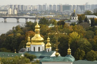 Kyiv Pechersk Lavra kiliselerinin panoramik manzarası, Dinyeper nehri ve Ukrayna 'daki yüksek binalar. 23 Ekim 2023. Yüksek kalite fotoğraf