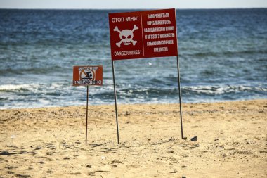 Ukraynaca yazıtlarla imzala - Tehlikeli madenler ve 10 Ekim 2323 'te Ukrayna' nın Odesa bölgesindeki Karadeniz kıyısında yüzmeye izin verilmiyor. Yüksek kalite fotoğraf