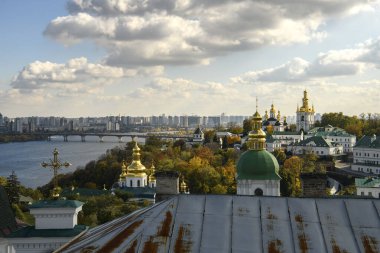 Kyiv Pechersk Lavra kiliselerinin panoramik manzarası, Dinyeper nehri ve Ukrayna 'daki yüksek binalar. 23 Ekim 2023. Yüksek kalite fotoğraf