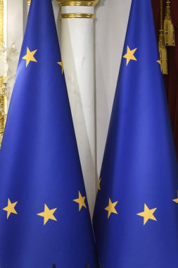 Ukrayna 'nın başkenti Kyiv' de 21 Kasım 2023 'te düzenlenen diplomatik bir etkinlik sırasında Avrupa Birliği bayrakları. Yüksek kalite fotoğraf