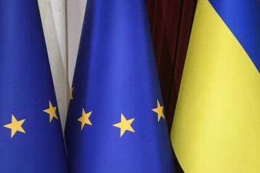 Ukrayna 'nın ulusal bayrağı ve Avrupa Birliği bayrakları 21 Kasım 2023' te Ukrayna 'nın başkenti Kyiv' de gerçekleşen diplomatik bir etkinlikte. Yüksek kalite fotoğraf