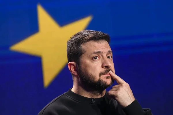 Ukrayna Cumhurbaşkanı Volodymyr Zelenskiy, 19 Aralık 2023 tarihinde Ukrayna 'nın başkenti Kyiv' de düzenlenen basın toplantısında. Yüksek kalite fotoğraf
