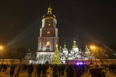 Sofiyska Meydanı 'ndaki Noel ağacı Ukrayna' nın merkezindeki Aziz Sophia Katedrali önünde, 6 Aralık 2023. Yüksek kalite fotoğraf