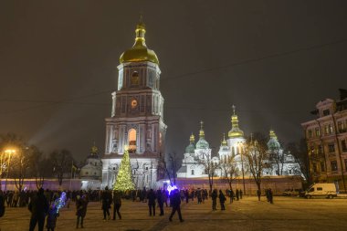 Sofiyska Meydanı 'ndaki Noel ağacı Ukrayna' nın merkezindeki Aziz Sophia Katedrali önünde, 6 Aralık 2023. Yüksek kalite fotoğraf