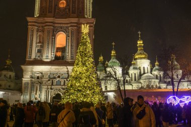 Sofiyska Meydanı 'ndaki Noel ağacı Ukrayna' nın merkezindeki Aziz Sophia Katedrali önünde, 6 Aralık 2023. Yüksek kalite fotoğraf