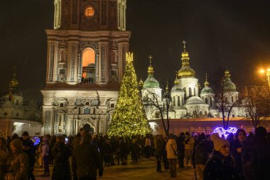 Sofiyska Meydanı 'ndaki Noel ağacı Ukrayna' nın merkezindeki Aziz Sophia Katedrali önünde, 6 Aralık 2023. Yüksek kalite fotoğraf