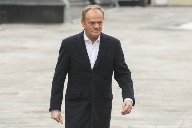 Polonya Başbakanı Donald Tusk 22 Ocak 2024 'te Ukrayna Cumhurbaşkanı Volodymyr Zelenskiy ile görüşmek üzere Ukrayna' nın Kyiv kentinde yürüyor. Yüksek kalite fotoğraf
