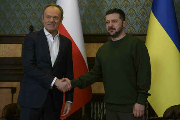 Президент Украины Владимир Зеленский пожимает руку премьер-министру Польши Дональду Туску в Киеве 22 января 2024 года. Высокое качество фото