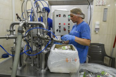 Ukrayna 'nın Kyiv bölgesinde 10 Ağustos 2023' te bir peynir üretim çiftliğinde çalışan bir işçi. Yüksek kalite fotoğraf