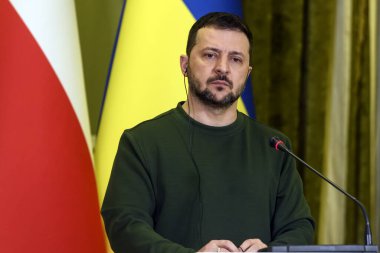 Ukrayna Cumhurbaşkanı Volodymyr Zelenskiy 22 Ocak 2024 tarihinde Ukrayna 'nın başkenti Kyiv' de Polonya Başbakanı Donald Tusk ile düzenlediği ortak basın toplantısında konuşma yapıyor. Yüksek kalite fotoğraf