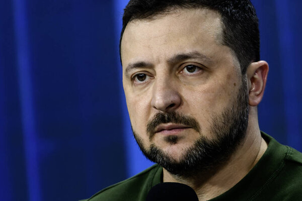 Украинский президент Владимир Зеленский посещает Украину. Форум 2024 года, в то время как Россия продолжает атаку на Украину, в Киеве, Украина, 25 февраля 2024 года. Высокое качество фото