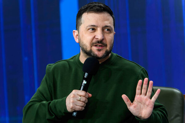 Украинский президент Владимир Зеленский посещает Украину. Форум 2024 года, в то время как Россия продолжает атаку на Украину, в Киеве, Украина, 25 февраля 2024 года. Высокое качество фото