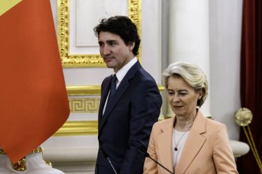 Kanada Başbakanı Justin Trudeau ve Avrupa Komisyonu Başkanı Ursula von der Leyen, Ukrayna Cumhurbaşkanı Volodymyr Zelenskiy ile 24 Şubat 2024 tarihinde Ukrayna 'nın başkenti Kyiv' de düzenlediği ortak basın toplantısı öncesinde