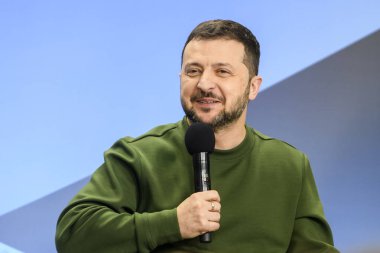 Ukrayna Cumhurbaşkanı Volodymyr Zelenskiy 22 Ocak 2024 tarihinde Ukrayna 'nın başkenti Kyiv' de Polonya Başbakanı Donald Tusk ile düzenlediği ortak basın toplantısında konuşma yapıyor. Yüksek kalite fotoğraf