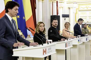 Ukrayna Cumhurbaşkanı Zelenskiy, Avrupa Komisyonu Başkanı Ursula von der Leyen, Belçika Başbakanı Alexander De Croo, İtalya Başbakanı Giorgia Meloni ve Kanada Başbakanı Justin Trudeau Kyiv, Ukrayna 'da 24-02-2024