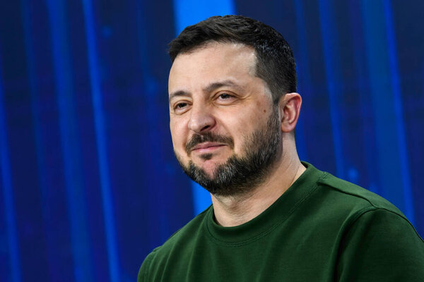 Украинский президент Владимир Зеленский посещает Украину. Форум 2024 года, в то время как Россия продолжает атаку на Украину, в Киеве, Украина, 25 февраля 2024 года. Высокое качество фото