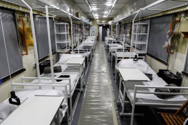 Sağlık vagonu, 29 Mart 2024 tarihinde Ukrayna 'nın başkenti Kyiv' de ciddi şekilde yaralanan askerlerin nakledilmesine ve acil tıbbi yardım yapılmasına olanak sağlayan ekipmanlarla özel bir tahliye trenini durdurdu.