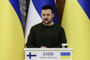 Ukrayna Cumhurbaşkanı Volodymyr Zelenskiy, Finlandiya Cumhurbaşkanı Alexander Stubb ile 3 Nisan 2024 tarihinde Ukrayna 'nın Kyiv kentinde düzenlediği ortak basın toplantısına katılacak. Yüksek kalite fotoğraf