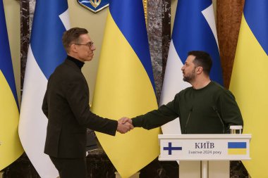 Ukrayna Cumhurbaşkanı Volodymyr Zelenskiy ve Finlandiya Cumhurbaşkanı Alexander Stubb, 3 Nisan 2024 tarihinde Ukrayna 'nın Kyiv kentinde düzenlenen ortak basın toplantısı sonrasında el sıkışıyorlar. Yüksek kalite fotoğraf