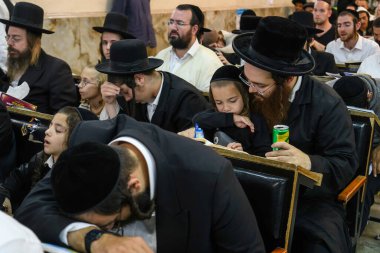 Rusya 'nın Ukrayna' daki savaşın sürdüğü bir dönemde Haham Nachman 'ın mezarının yanında, Yahudi-Ortodoks Yahudi hacılar dua ediyor. Uman, Ukrayna 15-09-2023