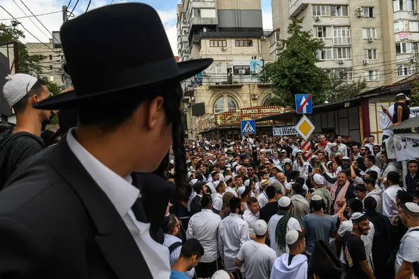 东正教犹太朝圣者在拉比 纳赫曼的墓前举行庆祝活动 同时庆祝犹太新年Rosh Hashanah 乌克兰乌曼 2023年9月15日 — 图库照片