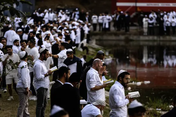 stock image Orthodox Jewish pilgrims pray on the bank of lake near the tomb of Rabbi Nachman while celebrating Rosh Hashanah, Jewish New Year, amid Russia continues the war in Ukraine. Uman, Ukraine 16-09-2023