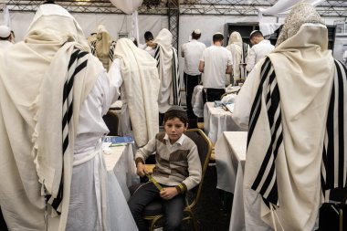 Aşırı Ortodoks Yahudi hacılar, Rusya 'nın Ukrayna' daki savaşı sürdüreceği bir dönemde, Rosh Hashanah bayramı arifesinde Haham Nachman 'ın kabri yakınındaki bir sinagogda dua ediyorlar. Uman, 16-09-2023.