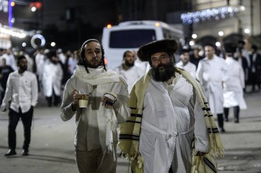 Rusya 'nın Ukrayna' daki savaşı sürdüreceği bir dönemde Yahudi Yeni Yılı Rosh Hashanah 'ı kutlarken Haham Nachman' ın mezarının yakınındaki caddedeki aşırı ortodoks Yahudi hacılar. Uman, Ukrayna 16-09-2023