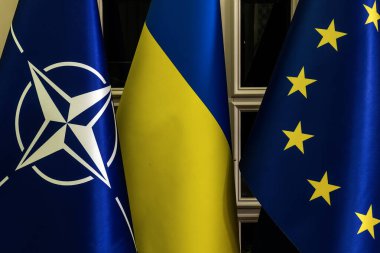 Ukrayna 'nın Kyiv kentinde düzenlenen siyasi etkinlikte NATO, AB ve Ukrayna bayrakları yer alıyor. Yüksek kalite fotoğraf
