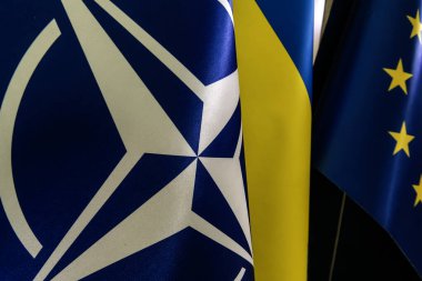 Ukrayna 'nın Kyiv kentinde düzenlenen siyasi etkinlikte NATO, AB ve Ukrayna bayrakları yer alıyor. Yüksek kalite fotoğraf