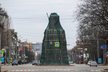 Kharkiv 'in kurucularının anıtı, 18.02.2024' te Ukrayna 'nın Kharkiv kentinde Rus bombardımanı sırasında meydana gelebilecek olası hasarlardan kum torbalarıyla korunuyor. Yüksek kalite fotoğraf