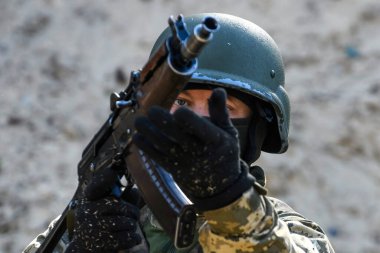  Ukrayna Silahlı Kuvvetleri Sibirya Taburu üyesi 10 Nisan 2024 tarihinde Ukrayna 'nın kuzeyindeki askeri eğitim sahasındaki askeri tatbikatlara katıldı. Yüksek kalite fotoğraf