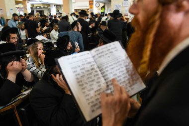 Rusya 'nın Ukrayna' daki savaşın sürdüğü bir dönemde Haham Nachman 'ın mezarının yanında, Yahudi-Ortodoks Yahudi hacılar dua ediyor. Uman, Ukrayna 15-09-2023