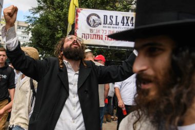 Ortodoks Yahudi hacılar, Rusya 'nın Ukrayna' daki savaşı sürdüreceği bir dönemde Haham Nachman 'ın mezarının yakınında kutlarken, Yahudi Yeni Yılı Rosh Hashanah' ı kutluyorlar. Uman, Ukrayna, 15 Eylül 2023