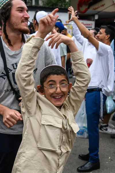 Ortodoks Yahudi hacılar, Rusya 'nın Ukrayna' daki savaşı sürdüreceği bir dönemde Haham Nachman 'ın mezarının yakınında kutlarken, Yahudi Yeni Yılı Rosh Hashanah' ı kutluyorlar. Uman, Ukrayna, 15 Eylül 2023