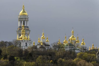 Ukrayna 'nın Kyiv kentindeki UNESCO dünya mirası listesine dahil edilen ortodoks manastırı Kyiv Pechersk Lavra' nın panorama manzarası. Yüksek kalite fotoğraf