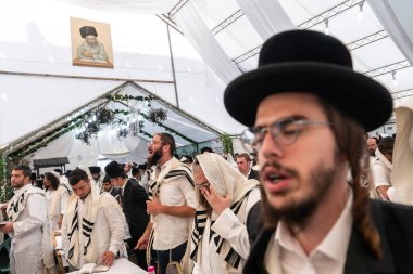 Aşırı Ortodoks Yahudi hacılar, Rusya 'nın Ukrayna' daki savaşı sürdüreceği bir dönemde, Rosh Hashanah bayramı arifesinde Haham Nachman 'ın kabri yakınındaki bir sinagogda dua ediyorlar. Uman, 16-09-2023.