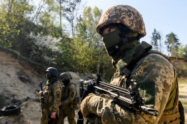  Ukrayna Silahlı Kuvvetleri Sibirya Taburu üyesi 10 Nisan 2024 tarihinde Ukrayna 'nın kuzeyindeki askeri eğitim sahasında yapılan askeri tatbikatlar sırasında dinleniyor. Yüksek kalite fotoğraf