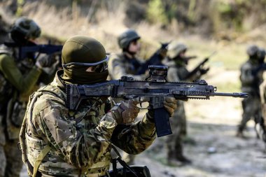  Ukrayna Silahlı Kuvvetleri Sibirya Taburu üyesi 10 Nisan 2024 tarihinde Ukrayna 'nın kuzeyindeki askeri eğitim sahasındaki askeri tatbikatlara katıldı. Yüksek kalite fotoğraf