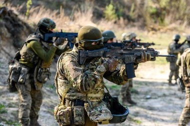  Ukrayna Silahlı Kuvvetleri Sibirya Taburu üyesi 10 Nisan 2024 tarihinde Ukrayna 'nın kuzeyindeki askeri eğitim sahasındaki askeri tatbikatlara katıldı. Yüksek kalite fotoğraf