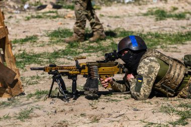Ukrayna Silahlı Kuvvetleri Sibirya Taburu üyesi Uluslararası Lejyon 10 Nisan 2024 tarihinde Ukrayna 'nın kuzeyindeki askeri eğitim sahasında askeri tatbikat sırasında makineli tüfek ateşledi.