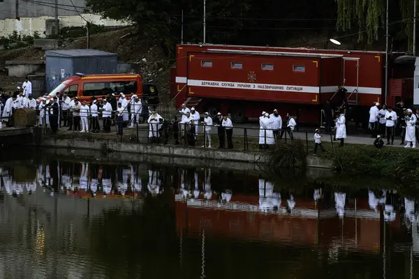 stock image Orthodox Jewish pilgrims pray on the bank of lake near the tomb of Rabbi Nachman while celebrating Rosh Hashanah, Jewish New Year, amid Russia continues the war in Ukraine. Uman, Ukraine 16-09-2023