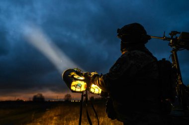 Ukrayna Silahlı Kuvvetleri 'nin İHA avcıları olarak bilinen hava savunma birimi 24 Mart 2024' te Ukrayna 'nın Kyiv bölgesinde gece vakti güçlü bir projektörle gökyüzünü aydınlatır.. 