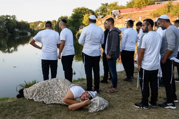 stock image Orthodox Jewish pilgrims pray on the bank of lake near the tomb of Rabbi Nachman while celebrating Rosh Hashanah, Jewish New Year, amid Russia continues the war in Ukraine. Uman, Ukraine 16-09-2023