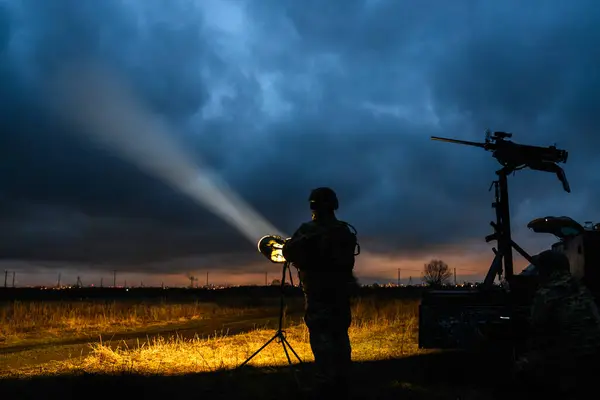 Ukrayna Silahlı Kuvvetleri 'nin İHA avcıları olarak bilinen hava savunma birimi 24 Mart 2024' te Ukrayna 'nın Kyiv bölgesinde gece vakti güçlü bir projektörle gökyüzünü aydınlatır.. 