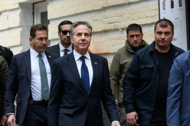 ABD Dışişleri Bakanı Antony Blinken 14 Mayıs 2024 'te Ukrayna' nın Kyiv kentindeki Independence Meydanı 'nda yürüyor. Yüksek kalite fotoğraf