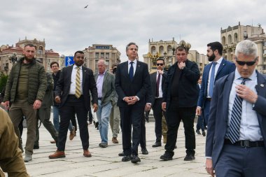 ABD Dışişleri Bakanı Antony Blinken 14 Mayıs 2024 'te Ukrayna' nın Kyiv kentindeki Independence Meydanı 'nda yürüyor. Yüksek kalite fotoğraf