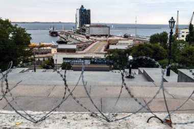 10 Ekim 2023 'te Rusya Ukrayna' ya saldırırken dikenli tel Odesa 'daki Potemkin Merdivenleri' nin girişini kapatır. Yüksek kalite fotoğraf