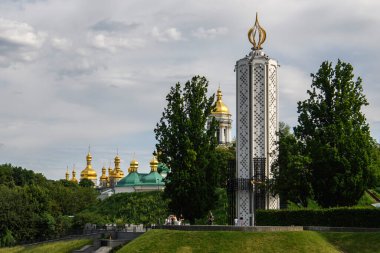 Hafıza Mumu, Holodomor kurbanlarına adanmış anıtın bir parçası, 1932 - 1933 yılları arasında Ukrayna 'da büyük bir açlık. Kyiv, Ukrayna. 27 Mayıs 2024. Yüksek kalite fotoğraf
