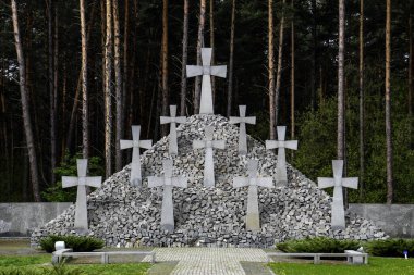 13 Nisan 2024, Ukrayna, Kyiv yakınlarındaki Bykivnia, Bykivnia 'daki Ulusal Tarih Rezervi Mezarlığı' nın arazisindeki haçlar. Yüksek kalite fotoğraf
